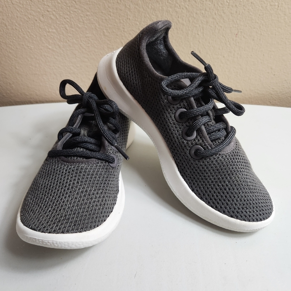 Allbirds Womens |6| Dark Gray/White Tree Runner